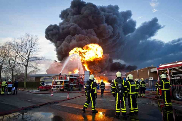 Ogromny pożar w Moerdijk w Holandii