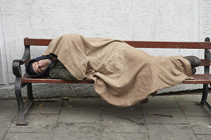 Bezdomni Polacy otrzymują pomoc