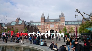 Dlaczego warto odwiedzić Amsterdam w sezonie letnim? 